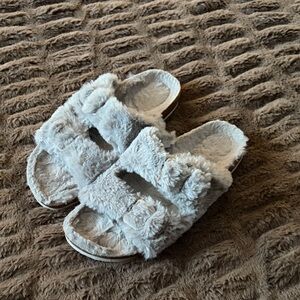 Amazon Women's Fuzzy Slide Slippers in Light Gray